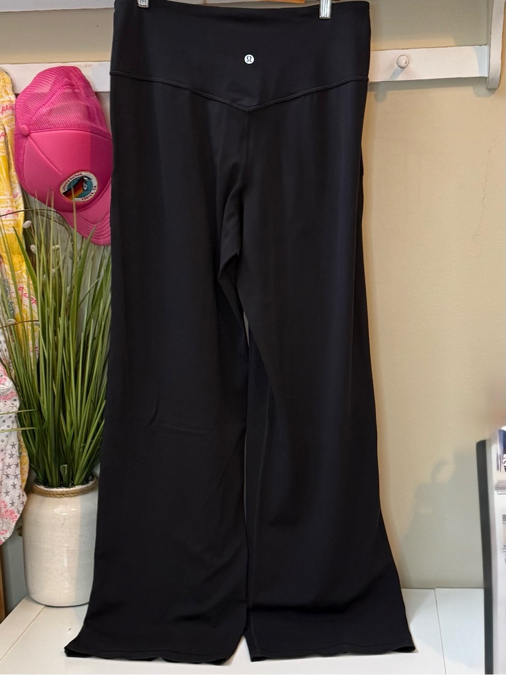 Lululemon Black Align Wide Leg 10 pockets High Waist approx 30” inseam Like New